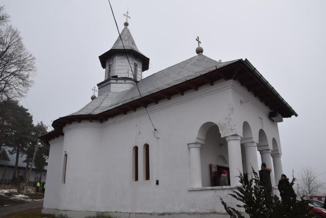 Liturghie arhierească la schitul cu trei viețuitori