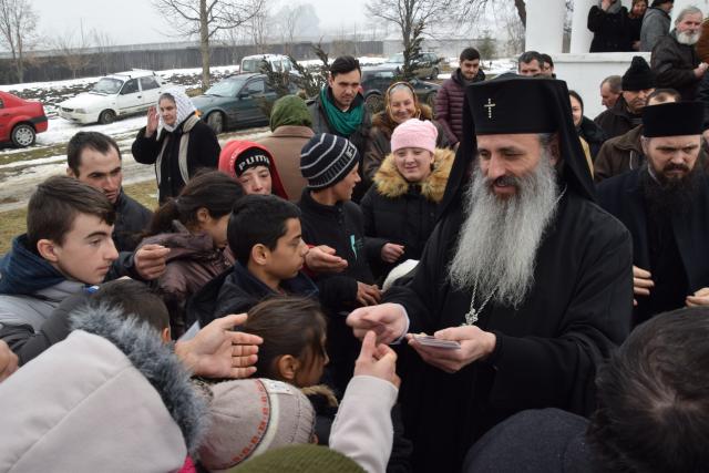 Liturghie arhierească la schitul cu trei viețuitori