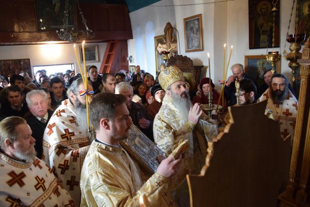 Liturghie arhierească la schitul cu trei viețuitori