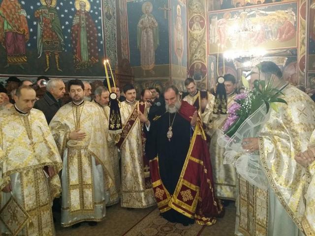 Liturghie arhierească la Biserica „Sfinţii Împăraţi Constantin şi Elena“ din Bacău