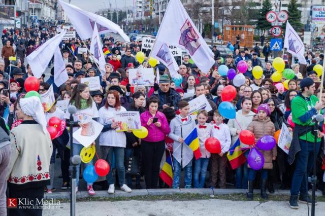 Mii de băcăuani la Marşul pentru viaţă