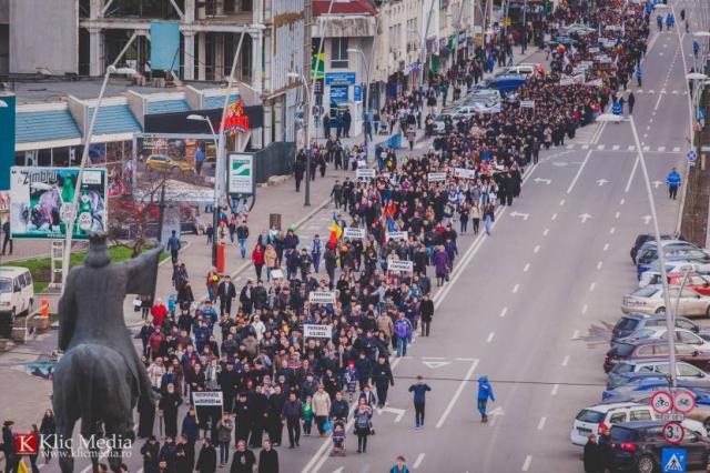 Mii de băcăuani la Marşul pentru viaţă