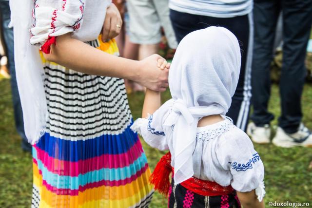 copilă de mână cu mama ei
