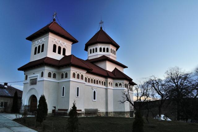 Sfinte moaşte, în pelerinaj la biserica din Scorţeni, Protopopiatul Moineşti
