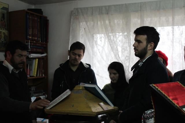 Activitate caritabilă în satul Curagău, demarată de membrii Colegiului „Sfântul Nicolae“ (GALERIE FOTO)