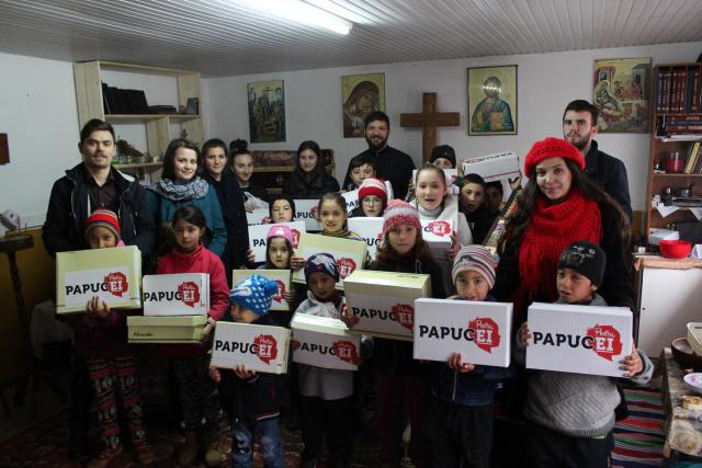 Activitate caritabilă în satul Curagău, demarată de membrii Colegiului „Sfântul Nicolae“ (GALERIE FOTO)
