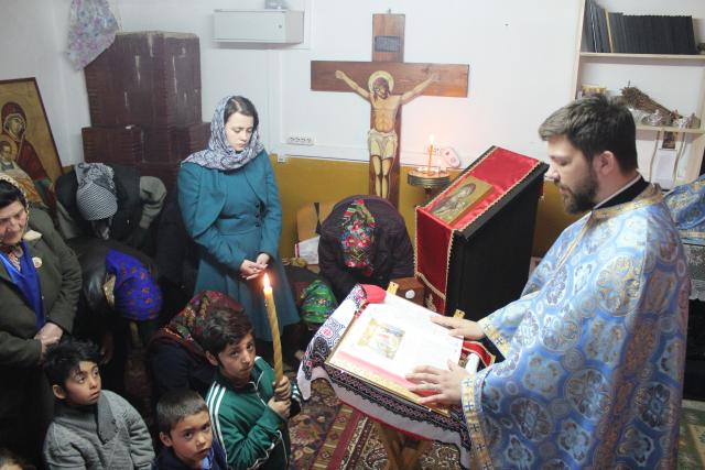 Activitate caritabilă în satul Curagău, demarată de membrii Colegiului „Sfântul Nicolae“ (GALERIE FOTO)