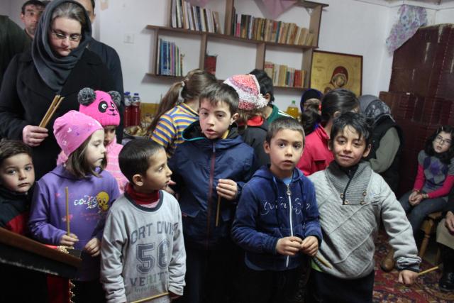 Activitate caritabilă în satul Curagău, demarată de membrii Colegiului „Sfântul Nicolae“ (GALERIE FOTO)