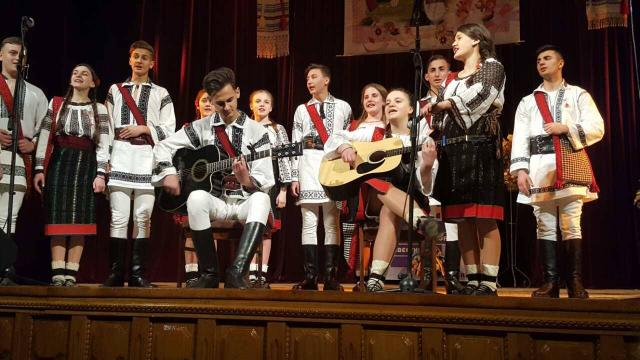 Grupul vocal tradiţional „Ai lui Ştefan, noi oşteni“, la Festivalul „Mărţişor 2017“ - Cernăuţi