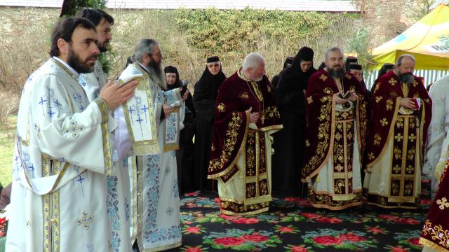 IPS Arhiepiscop Pimen, la hramul Mănăstirii Moldovița: „Ascultarea aduce linişte sufletească“