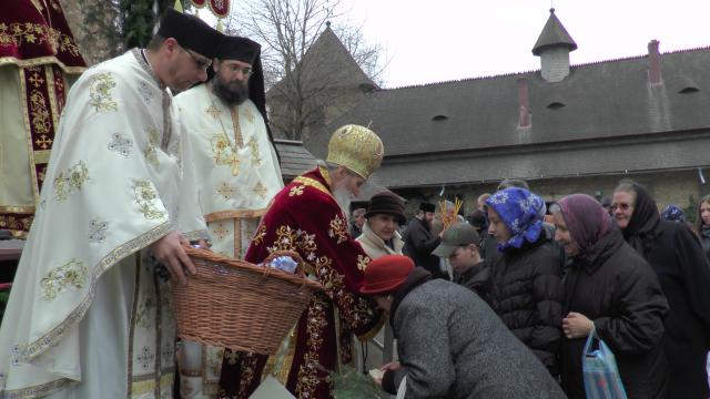 IPS Arhiepiscop Pimen, la hramul Mănăstirii Moldovița: „Ascultarea aduce linişte sufletească“