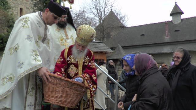 IPS Arhiepiscop Pimen, la hramul Mănăstirii Moldovița: „Ascultarea aduce linişte sufletească“