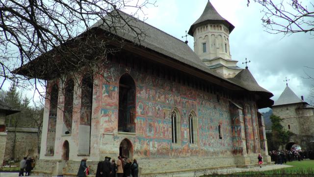 IPS Arhiepiscop Pimen, la hramul Mănăstirii Moldovița: „Ascultarea aduce linişte sufletească“