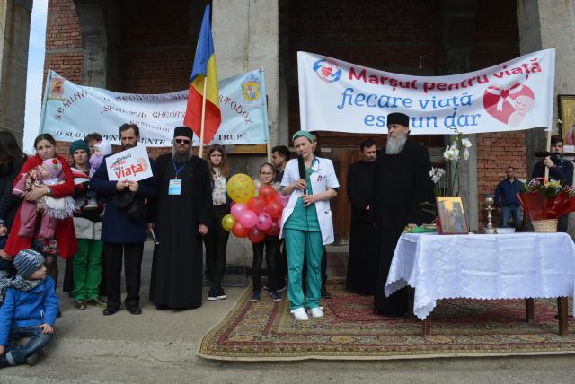Marș pentru viață la Botoșani: „Aceşti copii au trăit, inimioara lor a bătut, deşi s-a spus despre ei că nu au dreptul la viaţă“