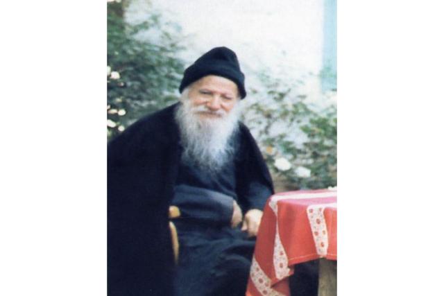 Viața și harismele Sfântului Porfirie Kavsokalivitul, relatate de Mitropolitul Hierotheos Vlachos – care l-a cunoscut și l-a iubit