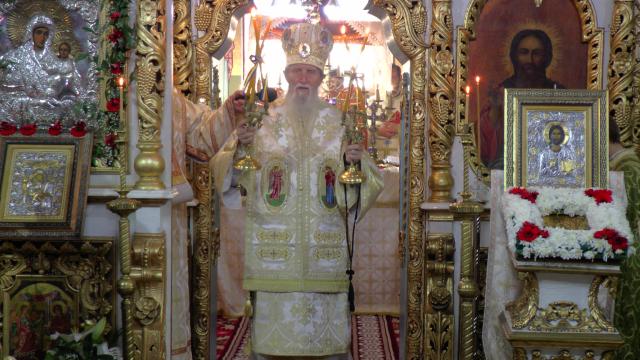 Hramul „Învierea Domnului“, serbat prin Liturghii arhiereşti