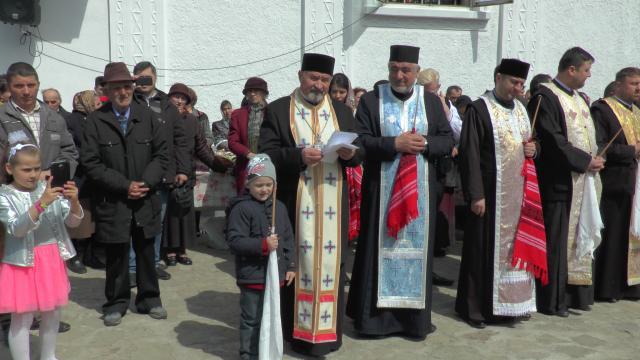 Hramul „Învierea Domnului“, serbat prin Liturghii arhiereşti
