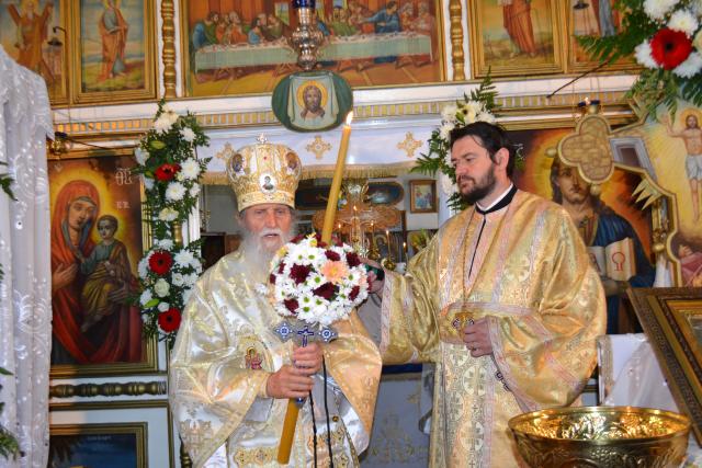 Hramul „Învierea Domnului“, serbat prin Liturghii arhiereşti