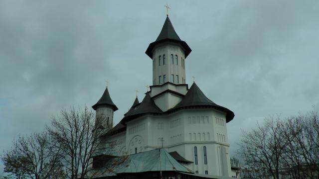 Hramul „Învierea Domnului“, serbat prin Liturghii arhiereşti