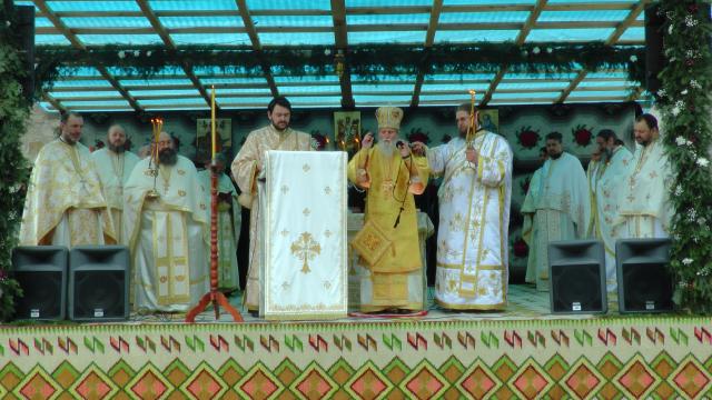 Arhiepiscopul Sucevei, la hramul Voronețului: „Credinţa este aceea care ne face să înţelegem ceea ce nu înţelegem cu mintea“