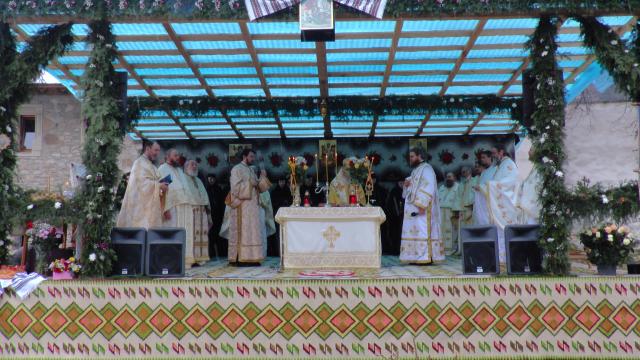 Arhiepiscopul Sucevei, la hramul Voronețului: „Credinţa este aceea care ne face să înţelegem ceea ce nu înţelegem cu mintea“