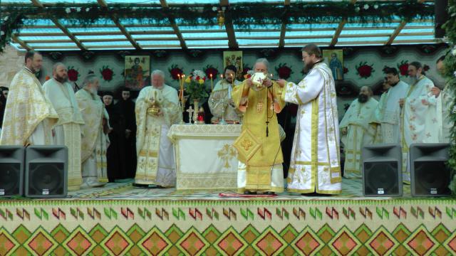 Arhiepiscopul Sucevei, la hramul Voronețului: „Credinţa este aceea care ne face să înţelegem ceea ce nu înţelegem cu mintea“