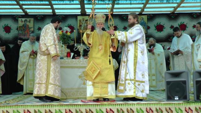 Arhiepiscopul Sucevei, la hramul Voronețului: „Credinţa este aceea care ne face să înţelegem ceea ce nu înţelegem cu mintea“