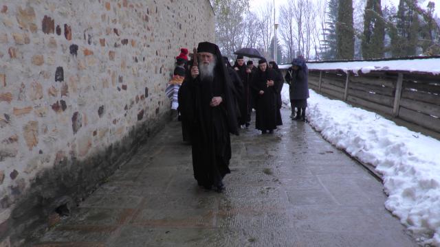 Arhiepiscopul Sucevei, la hramul Voronețului: „Credinţa este aceea care ne face să înţelegem ceea ce nu înţelegem cu mintea“