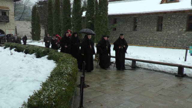 Arhiepiscopul Sucevei, la hramul Voronețului: „Credinţa este aceea care ne face să înţelegem ceea ce nu înţelegem cu mintea“