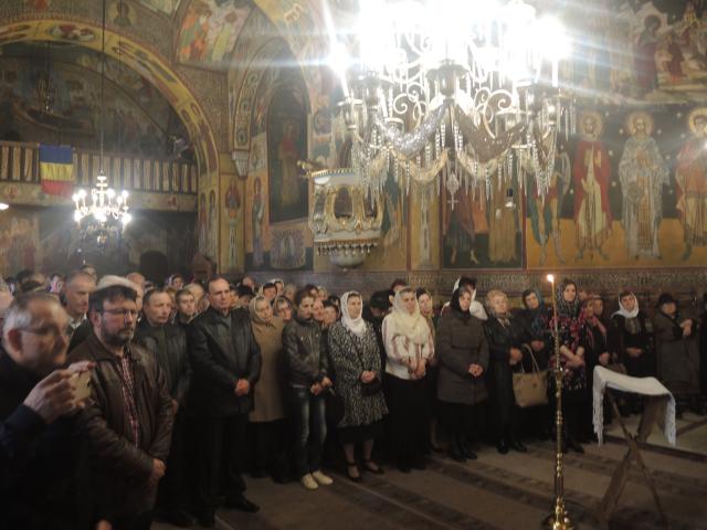 Sfânta Liturghie și Taina Sfântului Botez, oficiate de IPS Părinte Mitropolit Teofan în a doua zi de Paști
