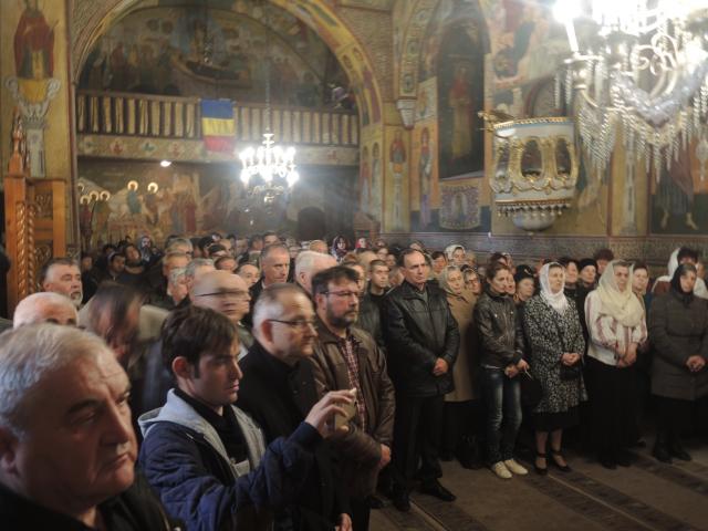 Sfânta Liturghie și Taina Sfântului Botez, oficiate de IPS Părinte Mitropolit Teofan în a doua zi de Paști