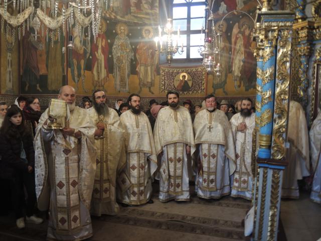 Sfânta Liturghie și Taina Sfântului Botez, oficiate de IPS Părinte Mitropolit Teofan în a doua zi de Paști
