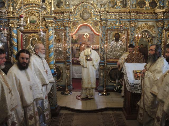 Sfânta Liturghie și Taina Sfântului Botez, oficiate de IPS Părinte Mitropolit Teofan în a doua zi de Paști