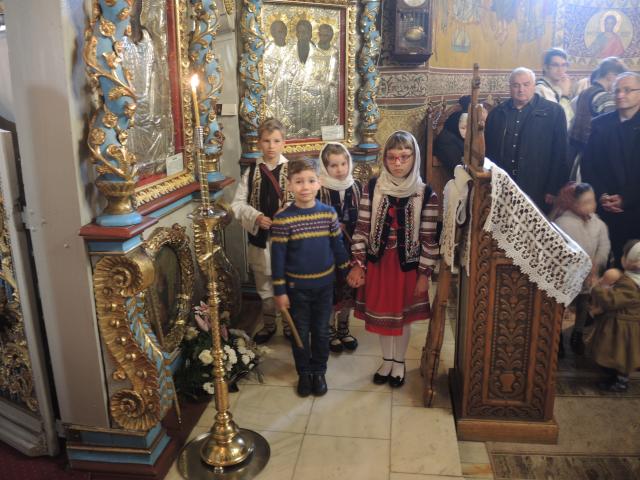 Sfânta Liturghie și Taina Sfântului Botez, oficiate de IPS Părinte Mitropolit Teofan în a doua zi de Paști