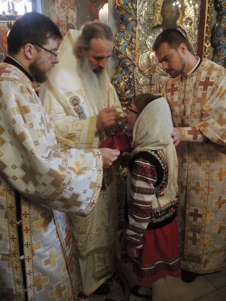 Sfânta Liturghie și Taina Sfântului Botez, oficiate de IPS Părinte Mitropolit Teofan în a doua zi de Paști