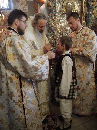Sfânta Liturghie și Taina Sfântului Botez, oficiate de IPS Părinte Mitropolit Teofan în a doua zi de Paști