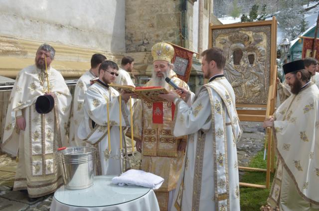 Mitropolitul Teofan la hramul Mănăstirii Bistriţa: „Dumnezeu nu poate să locuiască într-o minte stăpânită de conştiinţa luciferică a superiorităţii faţă de ceilalţi“
