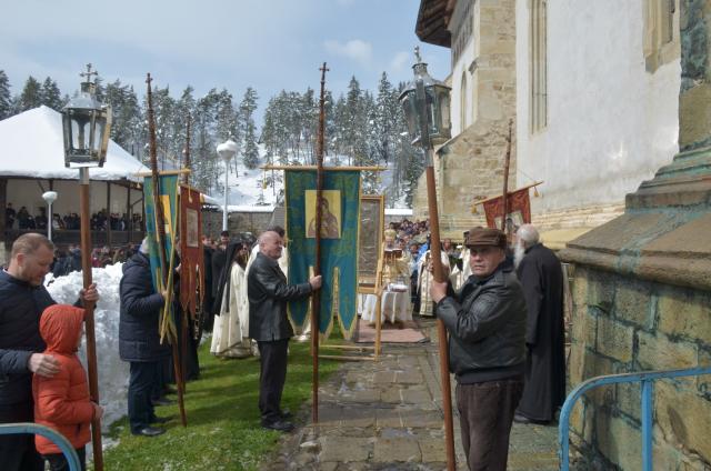 Mitropolitul Teofan la hramul Mănăstirii Bistriţa: „Dumnezeu nu poate să locuiască într-o minte stăpânită de conştiinţa luciferică a superiorităţii faţă de ceilalţi“