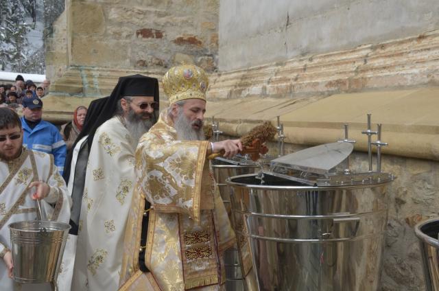 Mitropolitul Teofan la hramul Mănăstirii Bistriţa: „Dumnezeu nu poate să locuiască într-o minte stăpânită de conştiinţa luciferică a superiorităţii faţă de ceilalţi“