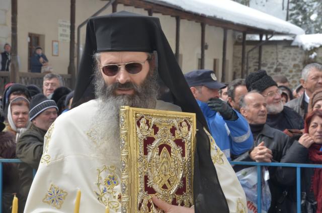 Mitropolitul Teofan la hramul Mănăstirii Bistriţa: „Dumnezeu nu poate să locuiască într-o minte stăpânită de conştiinţa luciferică a superiorităţii faţă de ceilalţi“