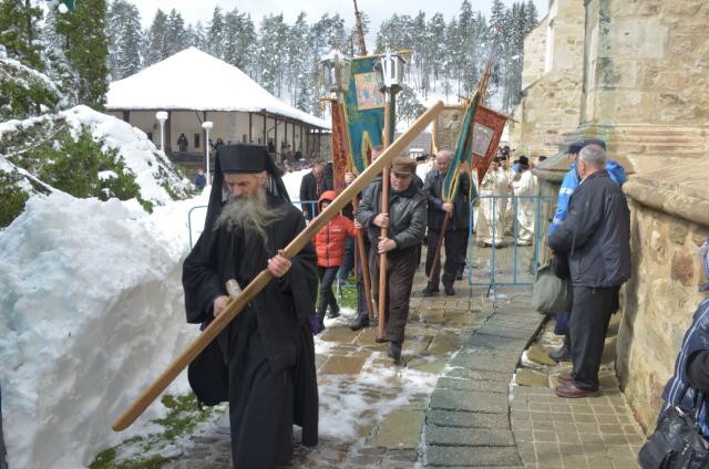 Mitropolitul Teofan la hramul Mănăstirii Bistriţa: „Dumnezeu nu poate să locuiască într-o minte stăpânită de conştiinţa luciferică a superiorităţii faţă de ceilalţi“