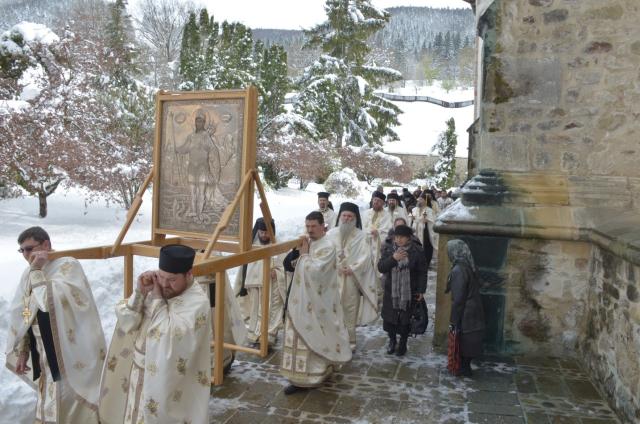 Mitropolitul Teofan la hramul Mănăstirii Bistriţa: „Dumnezeu nu poate să locuiască într-o minte stăpânită de conştiinţa luciferică a superiorităţii faţă de ceilalţi“