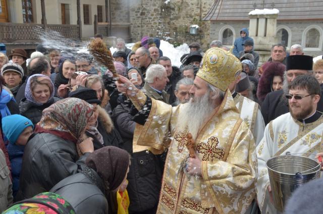 Mitropolitul Teofan la hramul Mănăstirii Bistriţa: „Dumnezeu nu poate să locuiască într-o minte stăpânită de conştiinţa luciferică a superiorităţii faţă de ceilalţi“