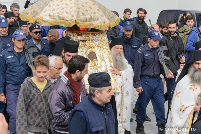(Foto) Procesiune cu icoana Maicii Domnului „Axion Estin”