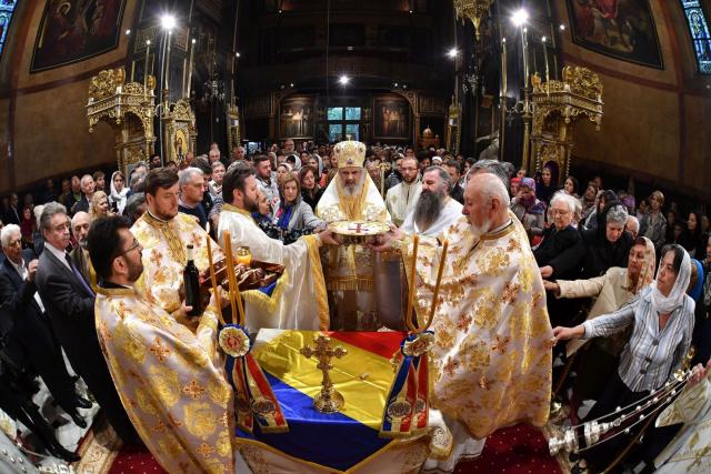 Părintele Patriarh Daniel a sfinţit catapeteasma Bisericii bucureștene „Domnița Bălașa”