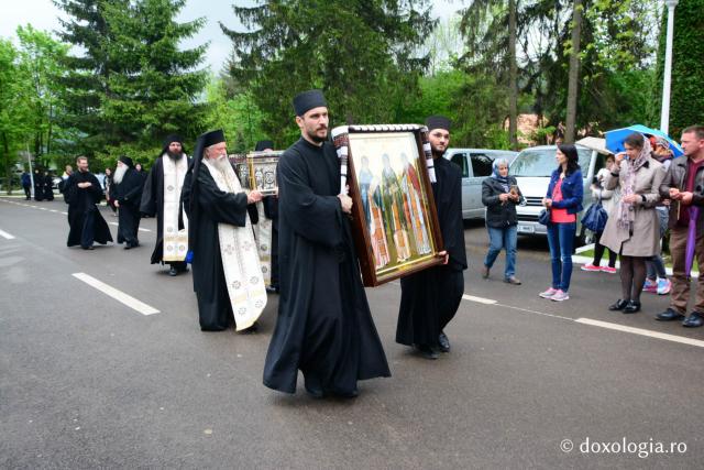 Moaștele Sfinților Sila, Paisie și Natan, aduse la Mănăstirea Putna