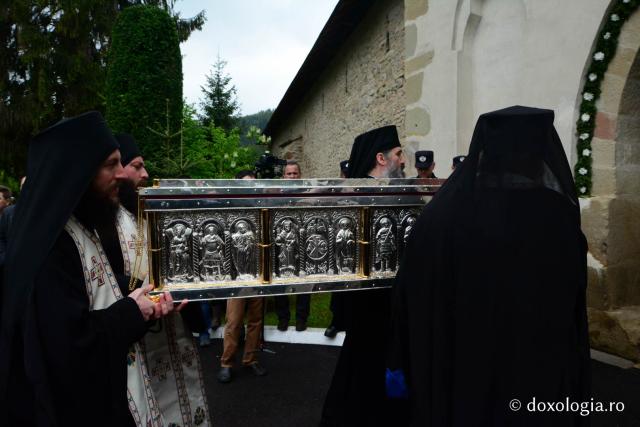 Moaștele Sfinților Sila, Paisie și Natan, aduse la Mănăstirea Putna