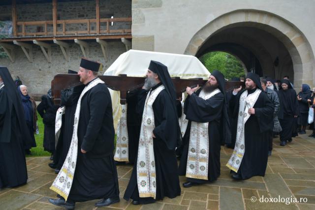 Moaștele Sfinților Sila, Paisie și Natan, aduse la Mănăstirea Putna