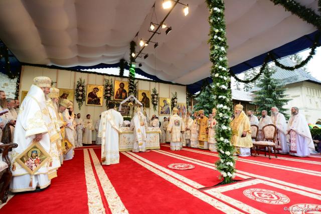 Soborul ierarhilor slujitori la Sfânta Liturghie în ziua canonizării Sfinților Putneni