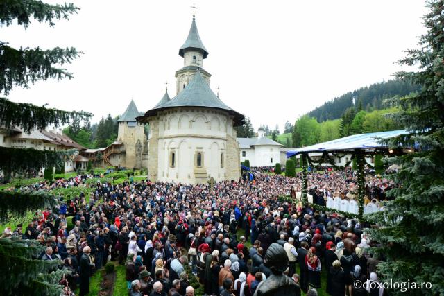 (Foto) Chemarea Sfinților Putneni – o mare de inimi la Sfânta Liturghie